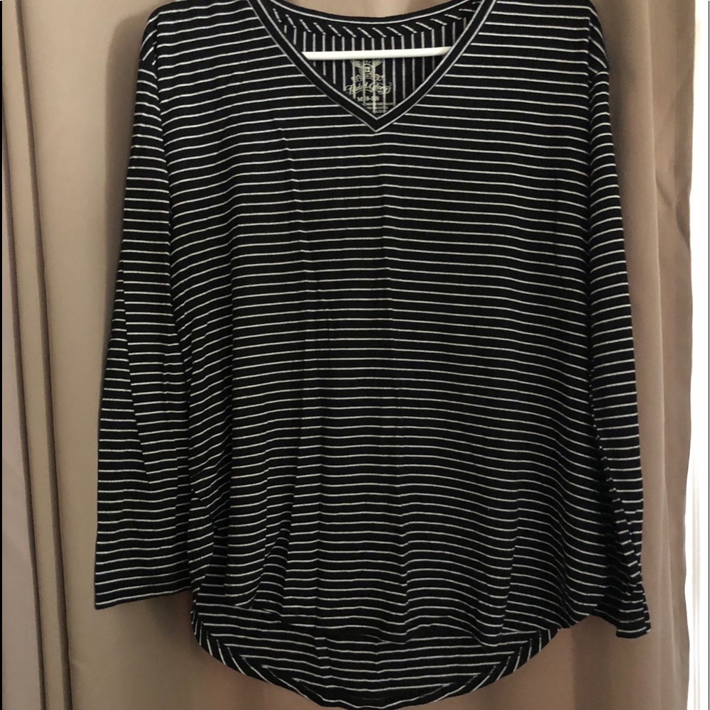 Women’s Quarter Sleeve Hi-Low Top